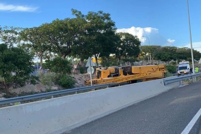 Bolca un camió grua a l'A-7 a les Gavarres i perd combustible