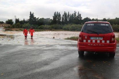 Los Bomberos reciben un centenar de avisos por|para inundaciones y efectos del viento en Campo de Tarragona y el Ebro