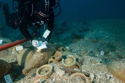 Los arqueólogos hacen un hallazgo único dentro de las ánforas de un barco romano hundido en Gerona
