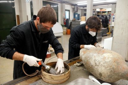 Los arqueólogos hacen un hallazgo único dentro de las ánforas de un barco romano hundido en Gerona