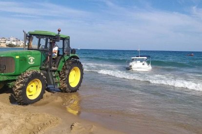 Una embarcació s'accidenta a la platja d'Altafulla per una avaria al motor