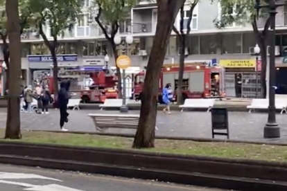 Los Bomberos actúan en un edificio de la Rambla Nueva después de que los vecinos alertaran de un posible escape de gas