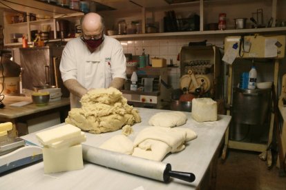 Els pastissers de Tarragona esperen mantenir vendes de panellets malgrat l'increment de preus