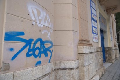 Vecinos del centro de Tarragona avisan de una nueva oleada de grafitis en las principales vías