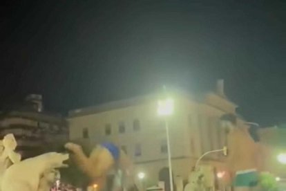 Dos jóvenes convierten la fuente del Centenari de Tarragona en su propia piscina