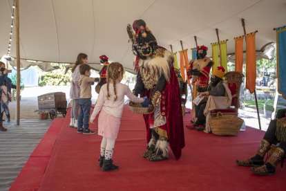 Cues a les portes del Parc Sant Jordi per lliurar la carta als Patges Reials