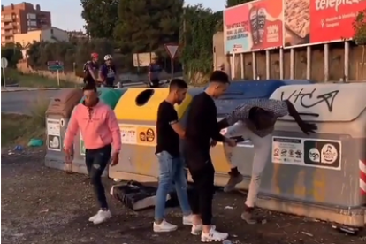 Los vecinos denuncian la pasividad de la policía ante el botellón del cementerio