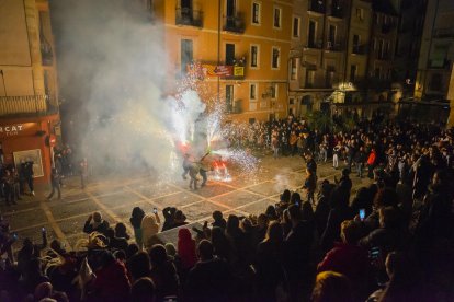 L'enterrament del Rei i la crema dels ninots a Tarragona acaba abans d'hora a causa d'un accident