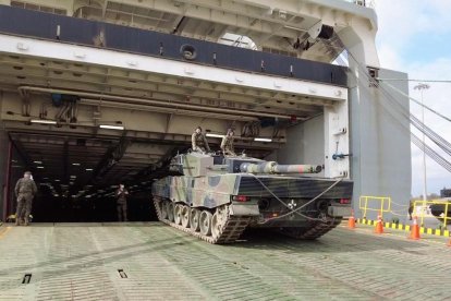 Desembarcan vehículos militares y soldados en el Puerto de Tarragona