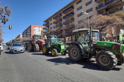 Unos 200 tractores colapsan Tarragona para reclamar mejoras en el sector