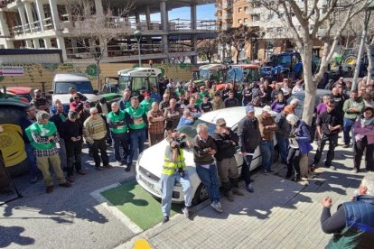 Unos 200 tractores colapsan Tarragona para reclamar mejoras en el sector