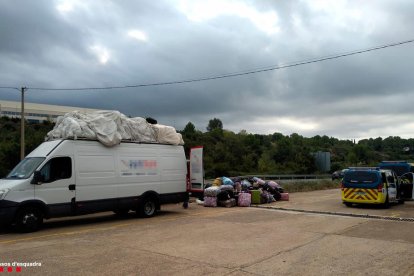 Denunciado en Salou por llevar el doble de la carga permitida en su furgoneta