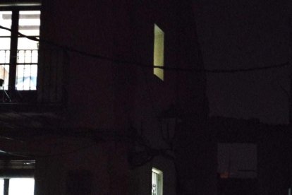 L'enllumenat d'alguns carrers de la Part Alta, encès de dia i apagat de nit