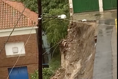 Se hunde parte de la calle Passeig del Sol en Tarragona