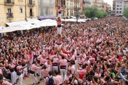Las cuatro colles de Tarragona hacen llegar el pilar caminant al ayuntamiento por 5.º año consecutivo