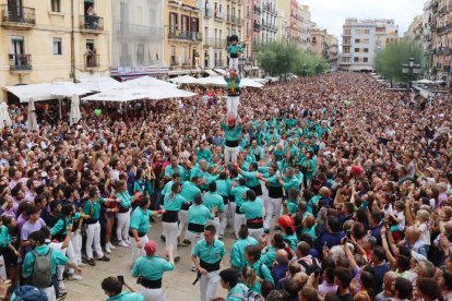 Las cuatro colles de Tarragona hacen llegar el pilar caminant al ayuntamiento por 5.º año consecutivo