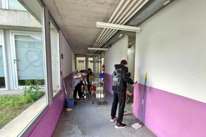 Una seixantena de voluntaris ajuden a netejar centres escolars i equipaments municipals a Altafulla