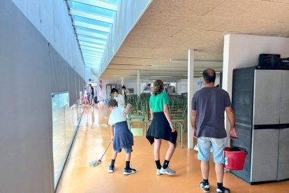 Una seixantena de voluntaris ajuden a netejar centres escolars i equipaments municipals a Altafulla
