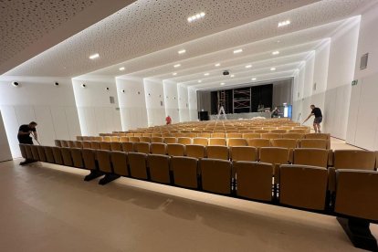 Una seixantena de voluntaris ajuden a netejar centres escolars i equipaments municipals a Altafulla