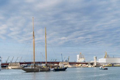 El Port de Tarragona completa amb èxit el reflotament del veler Eleonora E