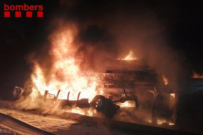 Incendi en un camió de verdures que ha bolcat a l'AP-7 a Vila-seca