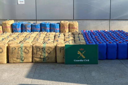 Intervenen més de dos tones de haixix en una platja de Riumar