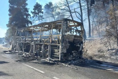 Los Bombers siguen remojando la zona afectada por el incendio de Alforja