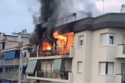 Los vecinos afectados por el incendio de un piso en Torredembarra vuelven a casa