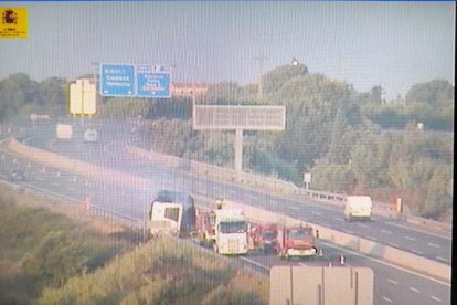 La AP-7 se encuentra cortada en Vila-seca por el incendio de un camión