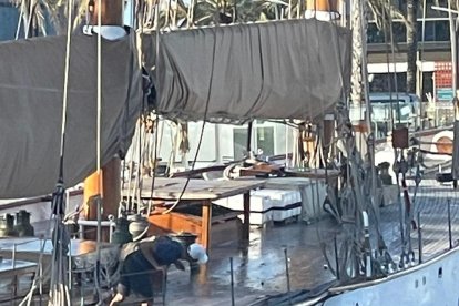 S'enfonsa un iot a la Marina Tàrraco després que hi hagi topat un vaixell de Salvament Marítim