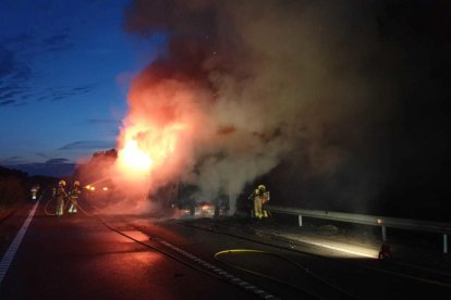 Un incendio en un camión obliga a cortar la AP-7 en l'Hospitalet de l'Infant