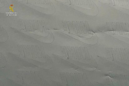 Intervingudes 400 peces de roba falsificades i 3 planxes adhesives a Comarruga