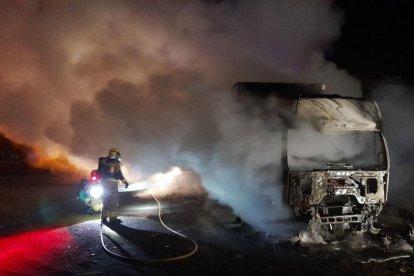 Incendi d'un camió sense càrrega a Deltebre