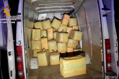 Detienen a dos narcotraficantes cuando descargaban hachís en una playa de la Ametlla de Mar