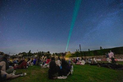 Prades va aplegar més d'un miler de persones a la proposta d'astronomia solidària