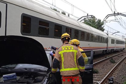 Un tren xoca contra un cotxe que havia caigut a les vies des d'un pas a nivell entre Reus i El Morell