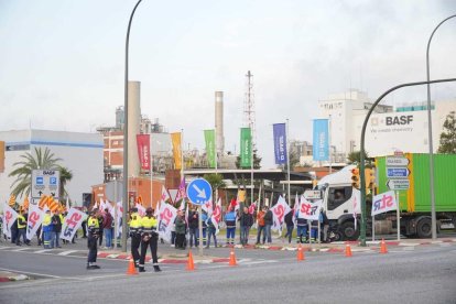 Trabajadores de BASF se manifiestan para desencallar el convenio colectivo
