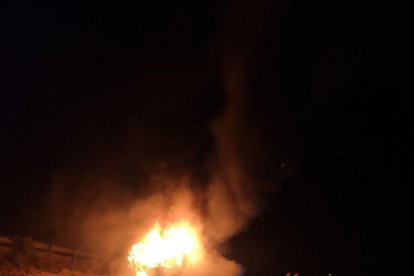 Un camión de la basura crema completamente en la Canonja