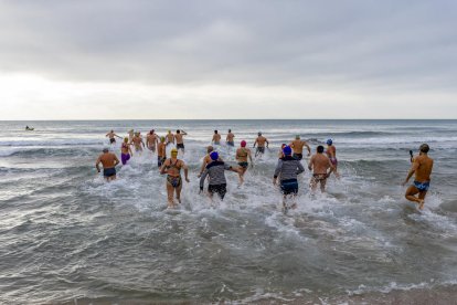 Més d'un centenar de persones donen la benvinguda a l'any a la platja Punta d'en Guineu