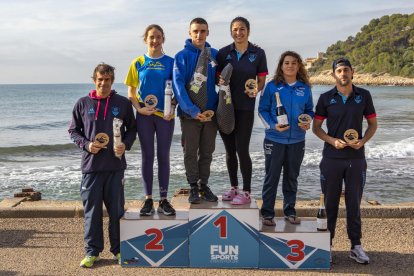 Més d'un centenar de persones donen la benvinguda a l'any a la platja Punta d'en Guineu