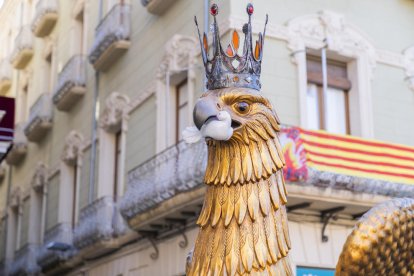 Tronada, fuegos artificiales, seguici y baile en la víspera de Sant Pere de Reus