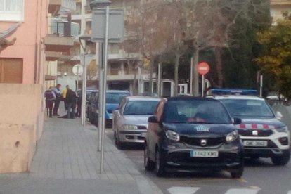 Reducen y trasladan al hospital a un joven que estaba destrozando su habitación en Salou