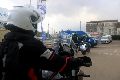 Una cuarentena de motoristas aprenden como protegerse y circular con seguridad en Roquetes