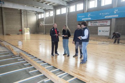 Comencen les obres per canviar el paviment del pavelló municipal de Sant Pere i Sant Pau