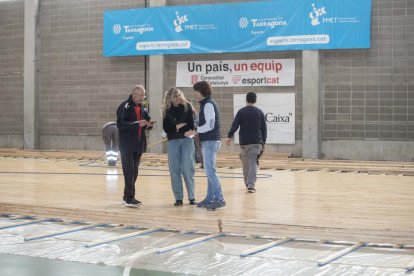 Comencen les obres per canviar el paviment del pavelló municipal de Sant Pere i Sant Pau