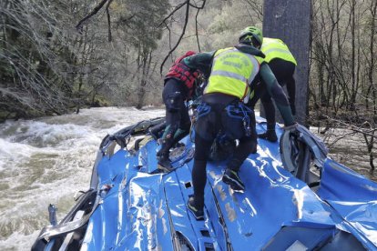 Sis morts i dos supervivents després de caure un bus al riu a Pontevedra