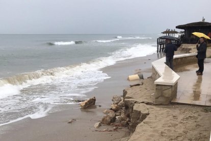 Roda de Berà reclama a Costes que posi solució a les destrosses patides per la platja Llarga