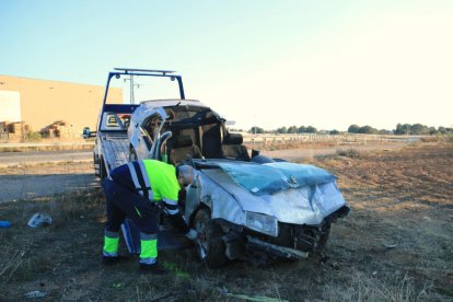 Dos morts en sortir de la carretera i xocar amb un pal de telefonia a la C-37 al Pla de Santa Maria