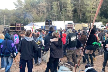 Una festa il·legal reuneix un miler de persones a un descampat del Montmell