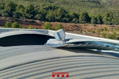 El viento arranca dos placas de metal del techo de la piscina de Alcover